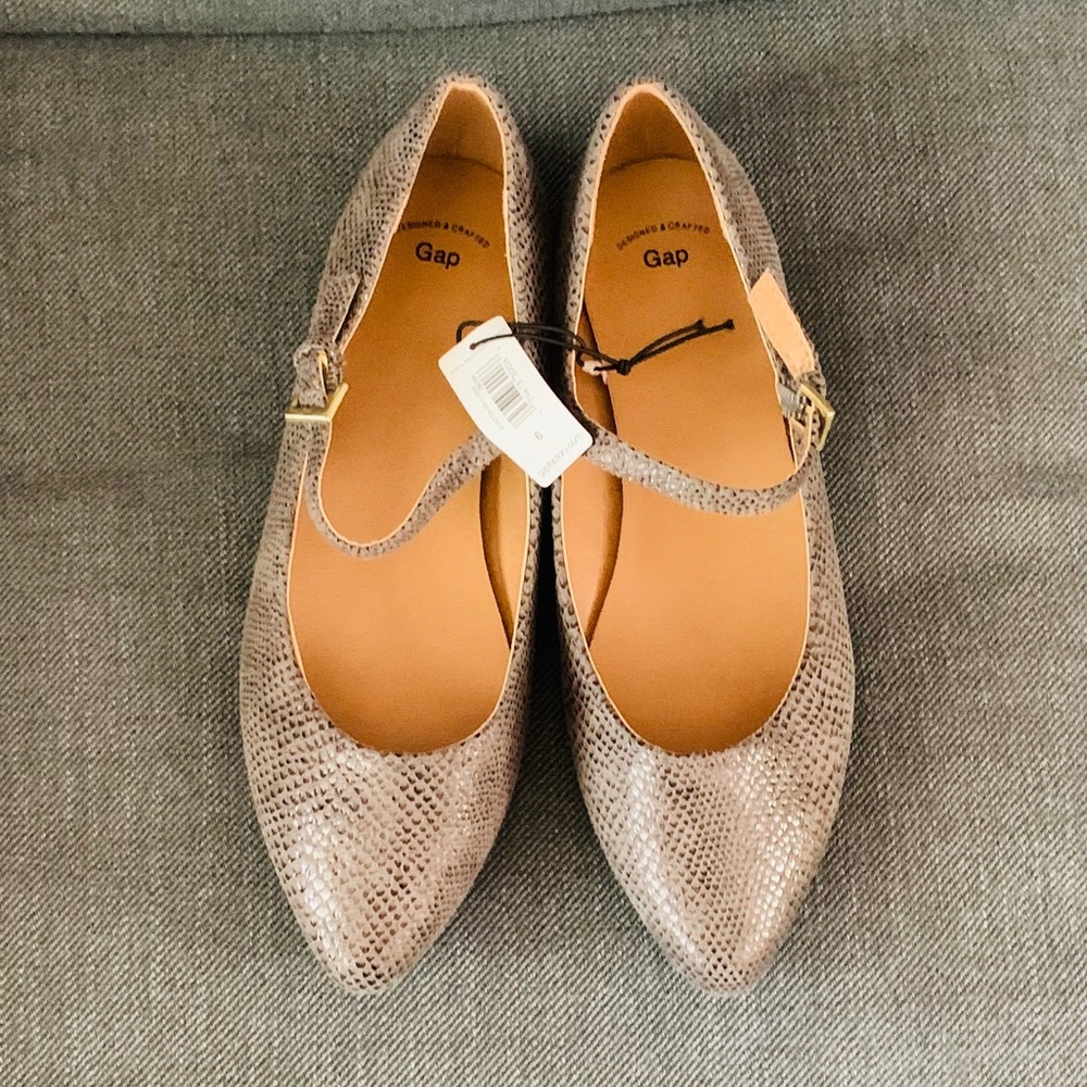 Ladies Gap flats